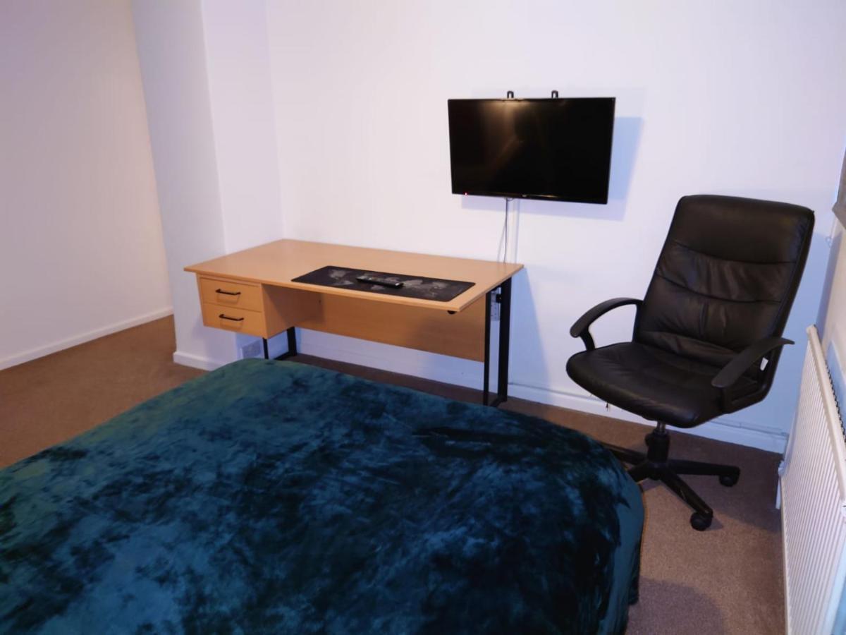 Lovely Rooms In A Quiet Place Of โวคิง ภายนอก รูปภาพ